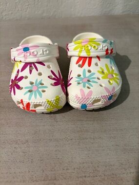 CROCS White Kids Floral Clogs with Multicolor Daisies
